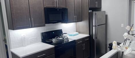 Microonde, forno, piano cottura, lavastoviglie