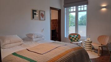 Deluxe-Zweibettzimmer | Zimmersafe, Verdunkelungsvorhänge, kostenloses WLAN