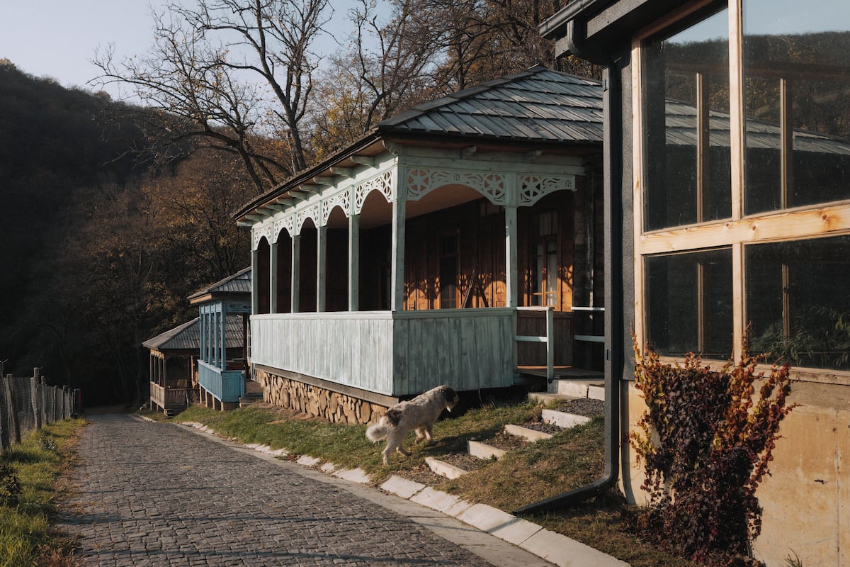 Desk, soundproofing, free WiFi