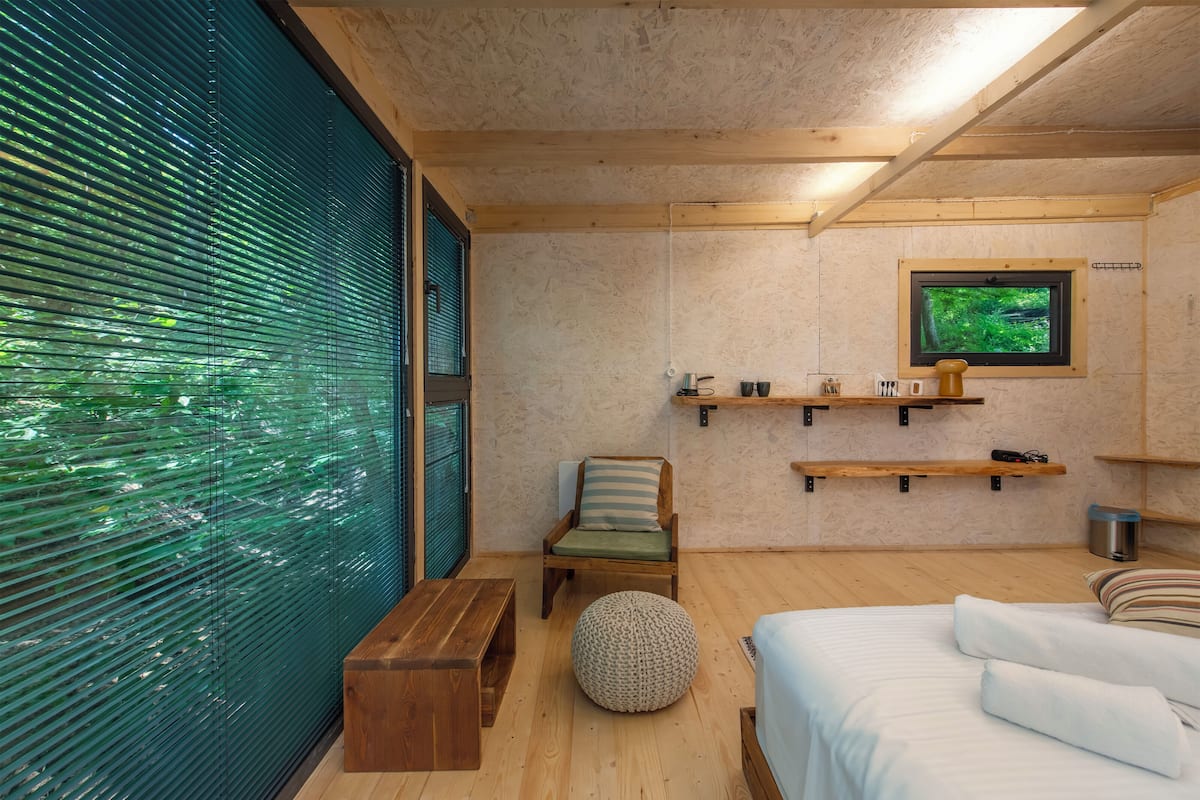 Escritorio, sistema de insonorización y wifi gratis