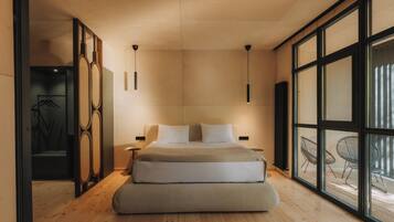 Superior Studio Suite | Desk, soundproofing, free WiFi