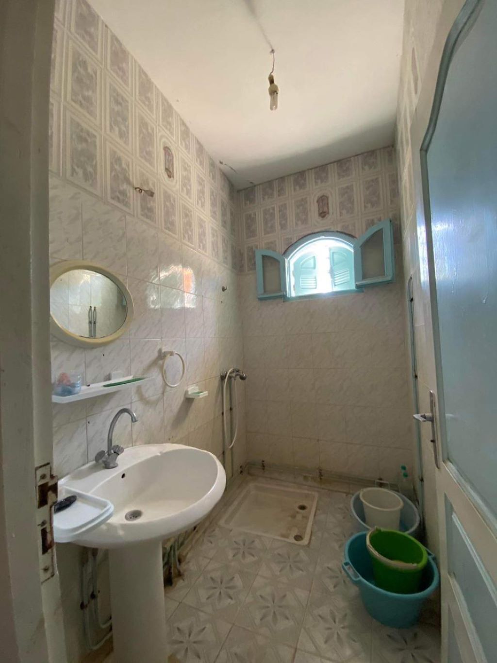 Douche, serviettes fournies, savon, papier toilette