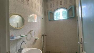 Douche, serviettes fournies, savon, papier toilette