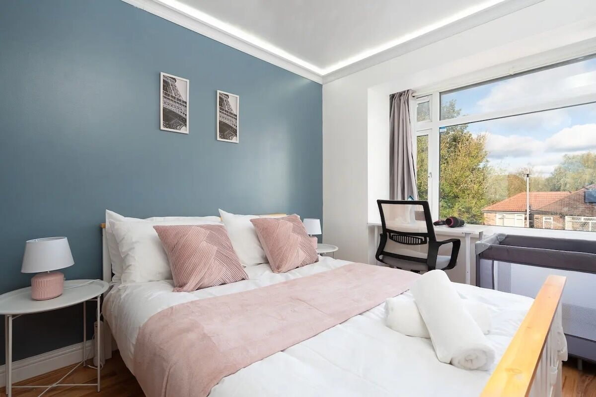 3 habitaciones, tabla de planchar con plancha, internet y ropa de cama 