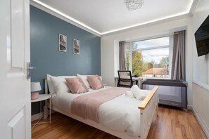 3 chambres, fer et planche à repasser, accès Internet, draps fournis