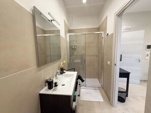 Chambre Double Classique | Salle de bain | Douche, sĂšche-cheveux, chaussons, serviettes fournies