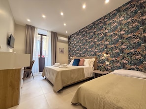 Quarto casal clássico | Cofres nos quartos, escrivaninha, espaço de trabalho para notebook