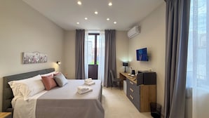 Quarto de hotel moderno com cama, escrivaninha e cadeira.