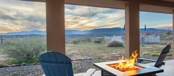 Winery Ranch Bungalow, Romantic Getaway with Private Hot Tub!