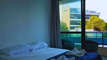 2 quartos, ferros/tábuas de passar roupa, acesso à internet