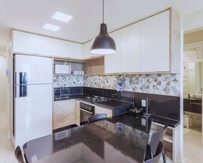 Kühlschrank, Mikrowelle, Ofen, Wasserkocher mit Kaffee-/Teezubehör