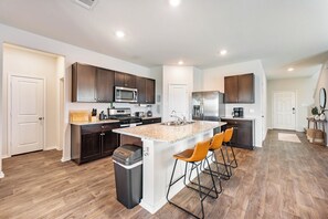 Microwave, oven, stovetop, dishwasher - Cozy Family 5BR Western Retreat – Lackland BMT, SeaWorld & Riverwalk (San Antonio)