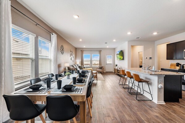 Dining - Cozy Family 5BR Western Retreat – Lackland BMT, SeaWorld & Riverwalk (San Antonio)