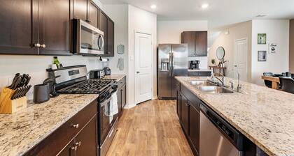 Family 5BR Western Retreat – Lackland BMT, SeaWorld & Riverwalk