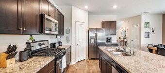 Modern Western 5BR Retreat! Lackland BMT SeaWorld Riverwalk Alamo
