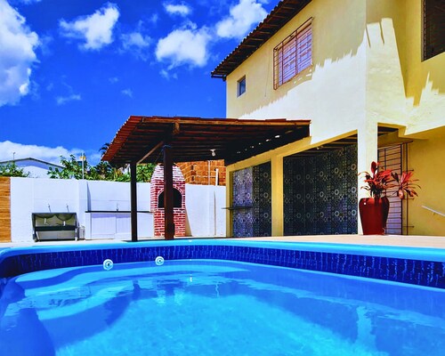 GRA325 | Spacious Retreat with Pool and Barbecue.