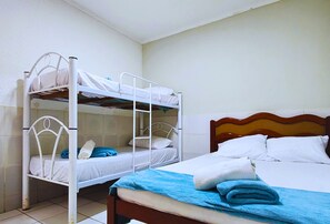 5 habitaciones, tabla de planchar con plancha y ropa de cama 