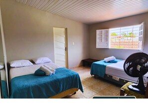 4 quartos, ferros/tábuas de passar roupa, roupa de cama
