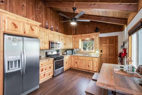 ثلاجة، ميكروويف، فرن، موقد طهي مسطح