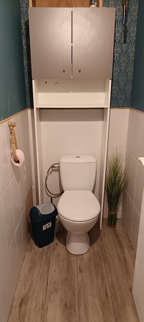 Een douche, handdoeken, zeep, shampoo