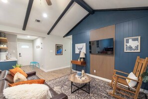 House, 4 Bedrooms | Living room