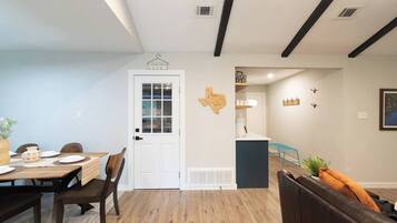 House, 4 Bedrooms | Dining room