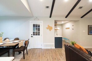 House, 4 Bedrooms | Dining room