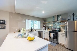 House, 4 Bedrooms | Private kitchen