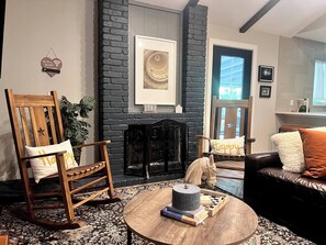 House, 4 Bedrooms | Living area