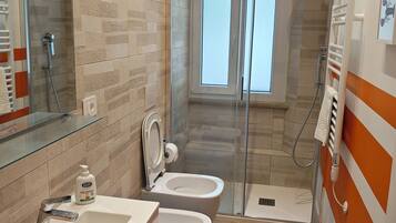 Doccia, asciugacapelli, bidet, asciugamani