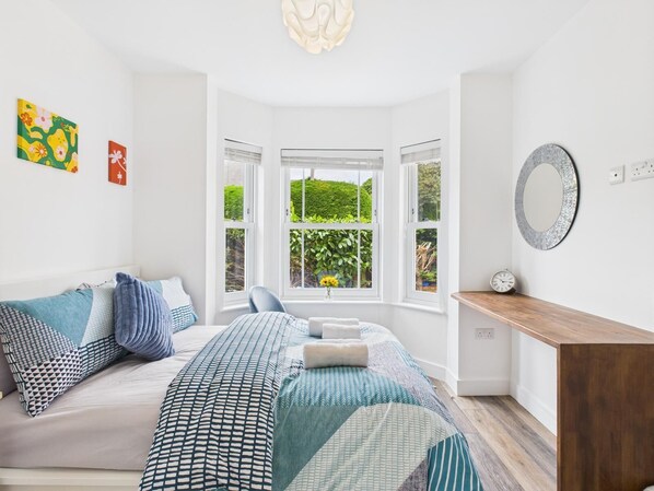 4 bedrooms, iron/ironing board, WiFi, bed sheets