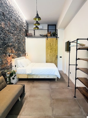 Habitación triple, planta baja (Private Entrance) | Ropa de cama de alta calidad y artículos del minibar gratis 