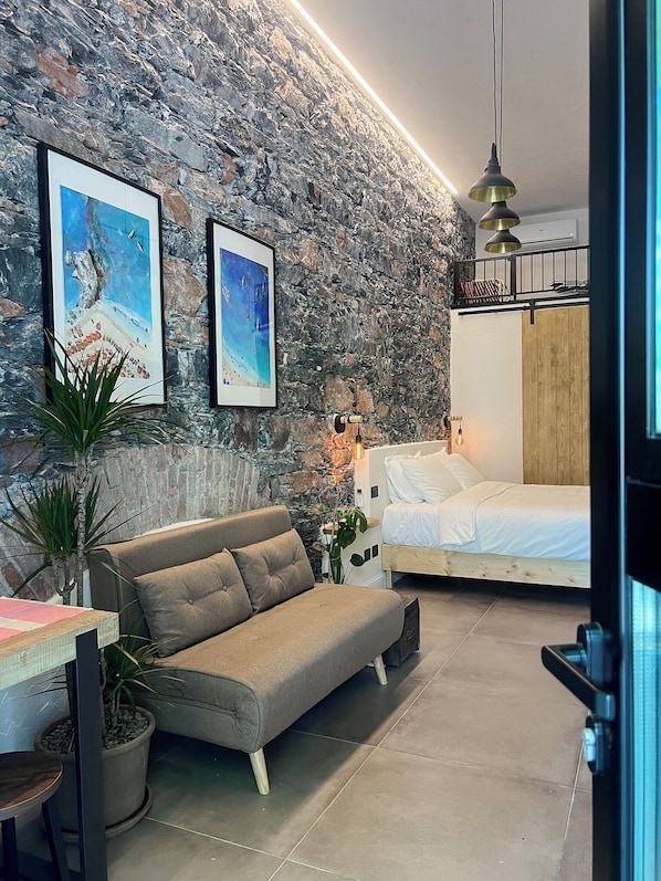 Habitación triple, planta baja (Private Entrance) | Ropa de cama de alta calidad y artículos del minibar gratis 