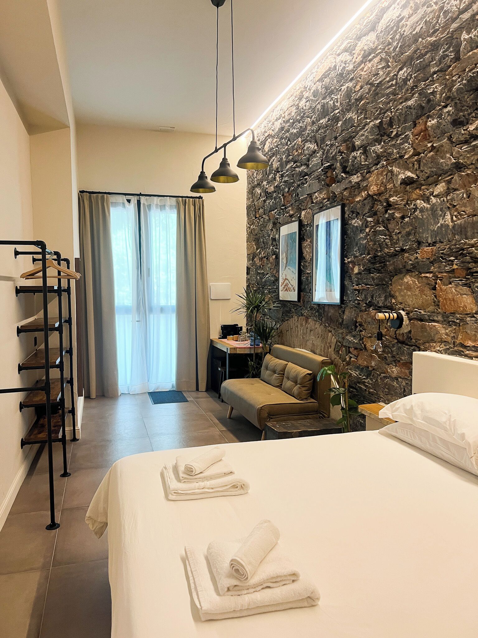 Kolmen hengen huone, pohjakerroksessa (Private Entrance) | Ylelliset vuodevaatteet, ilmaiset minibaarituotteet