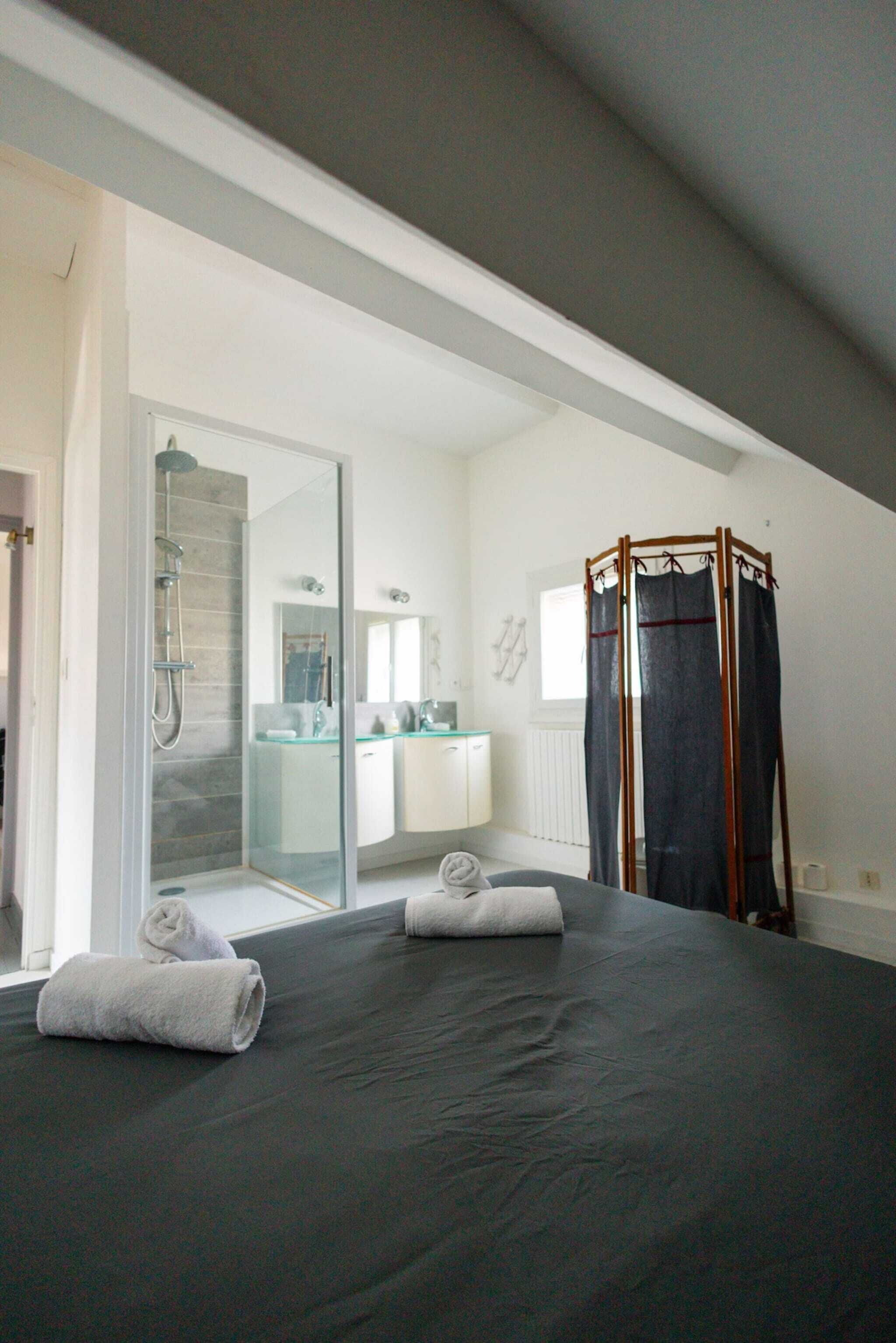 5 bedrooms, iron/ironing board, free WiFi, bed sheets