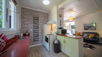 Réfrigérateur, micro-ondes, grille-pain