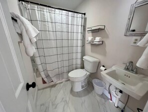 Serviettes fournies, savon, papier toilette