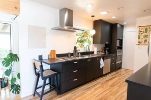 Micro-ondes, four, plaque de cuisson, lave-vaisselle