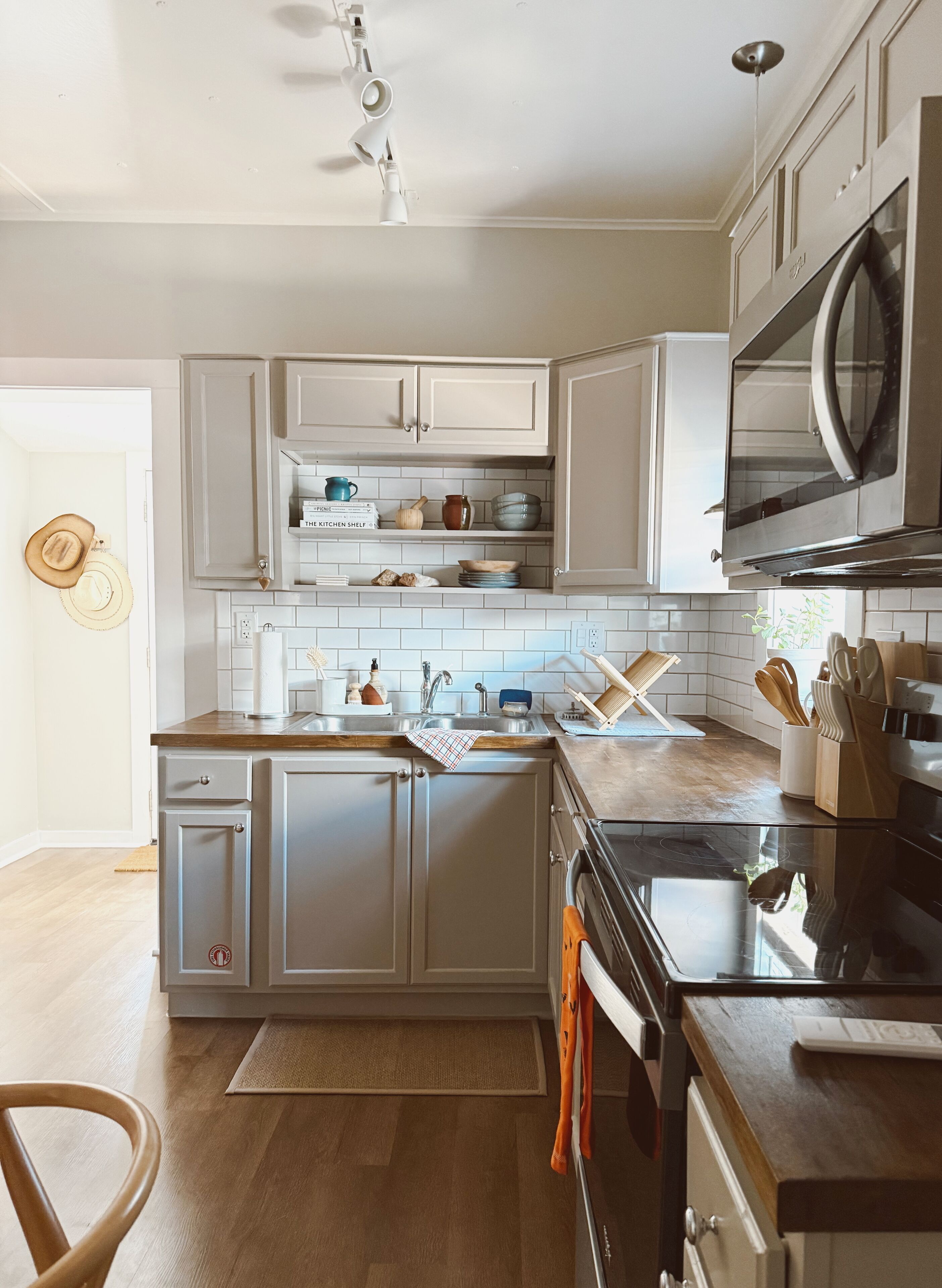 Jääkaappi, mikroaaltouuni, uuni, liesi