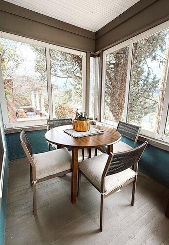 Artisan Comfort: HUGE Porch, Private Yard, 