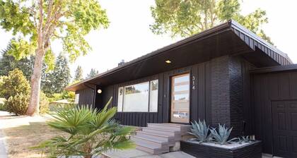 Charming PNW Modern Oasis – Great Location, Spacious 3-Bedroom Comfort