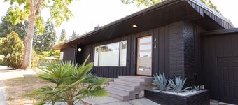 Charming PNW Modern Oasis – Great Location, Spacious 3-Bedroom Comfort