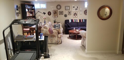 Quiet crescent, cozy suite, easy road/bus access, TV, cable, Internet