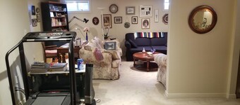 Quiet crescent, cozy suite, easy road/bus access, TV, cable, Internet