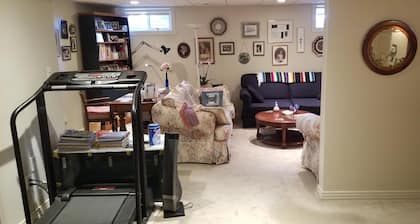 Quiet crescent, cozy suite, easy road/bus access, TV, cable, Internet