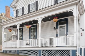 Exterior detail - Huge Studio on State St. Bristol - On parade route (Bristol)