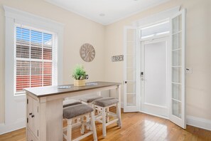 Dining - Huge Studio on State St. Bristol - On parade route (Bristol)