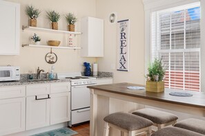 Fridge, microwave, oven, stovetop - Huge Studio on State St. Bristol - On parade route (Bristol)