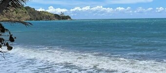 Charming 3-bedroom condo with oceans views