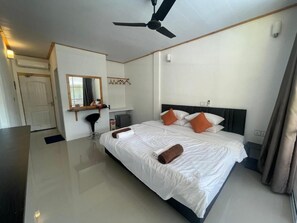 Dobbeltrom – deluxe, hageutsikt | Safe på rommet, strykejern/-brett og wi-fi (inkludert)